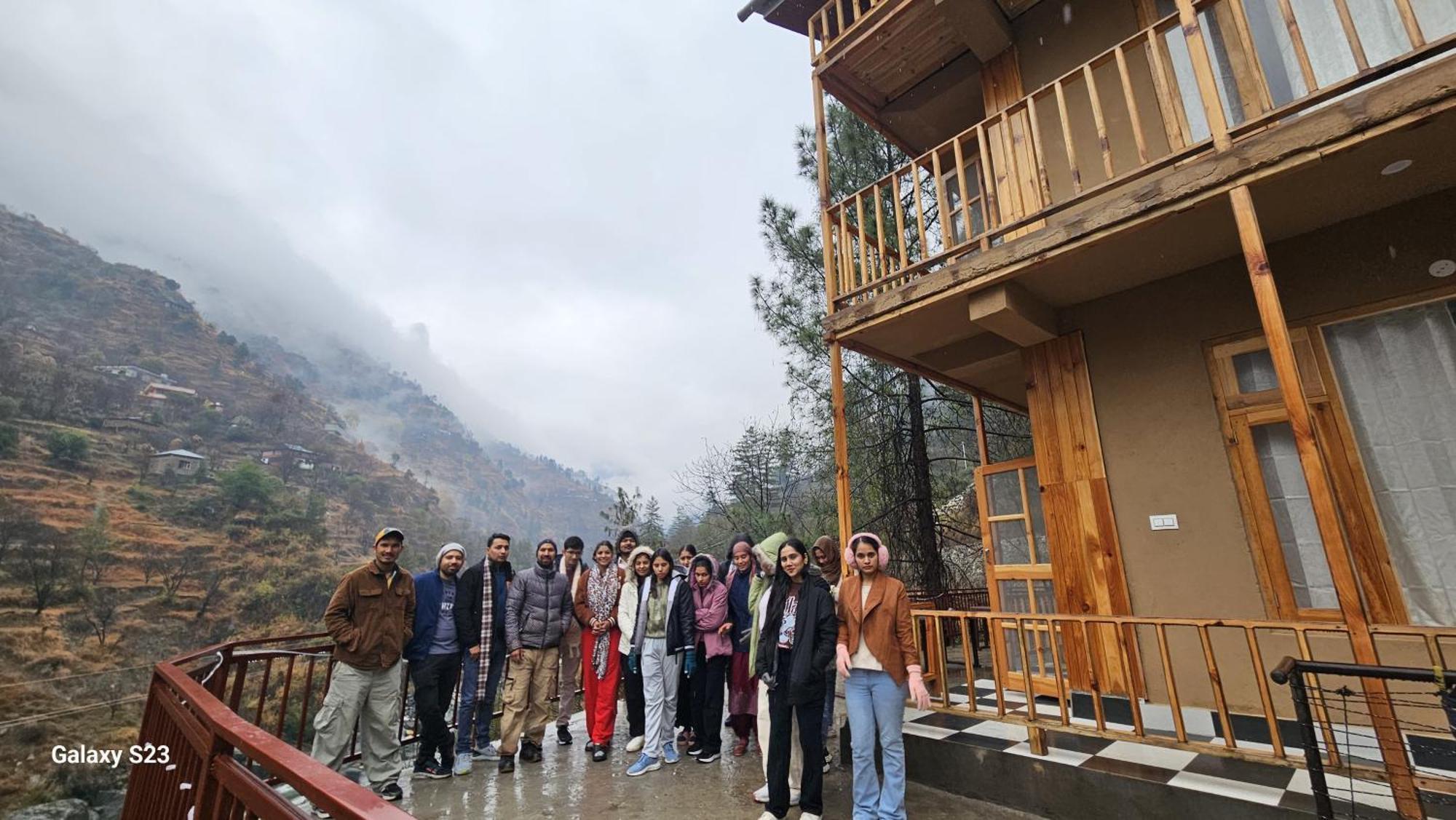 The Fiza Retreat Tirthan Banjār 外观 照片
