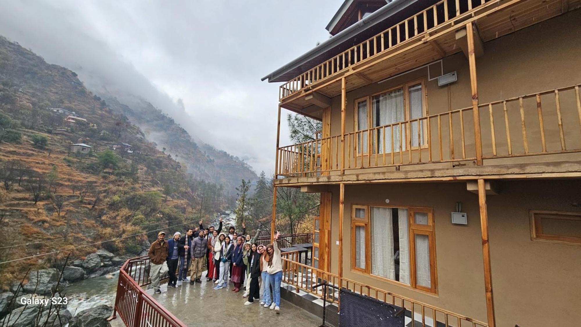 The Fiza Retreat Tirthan Banjār 外观 照片