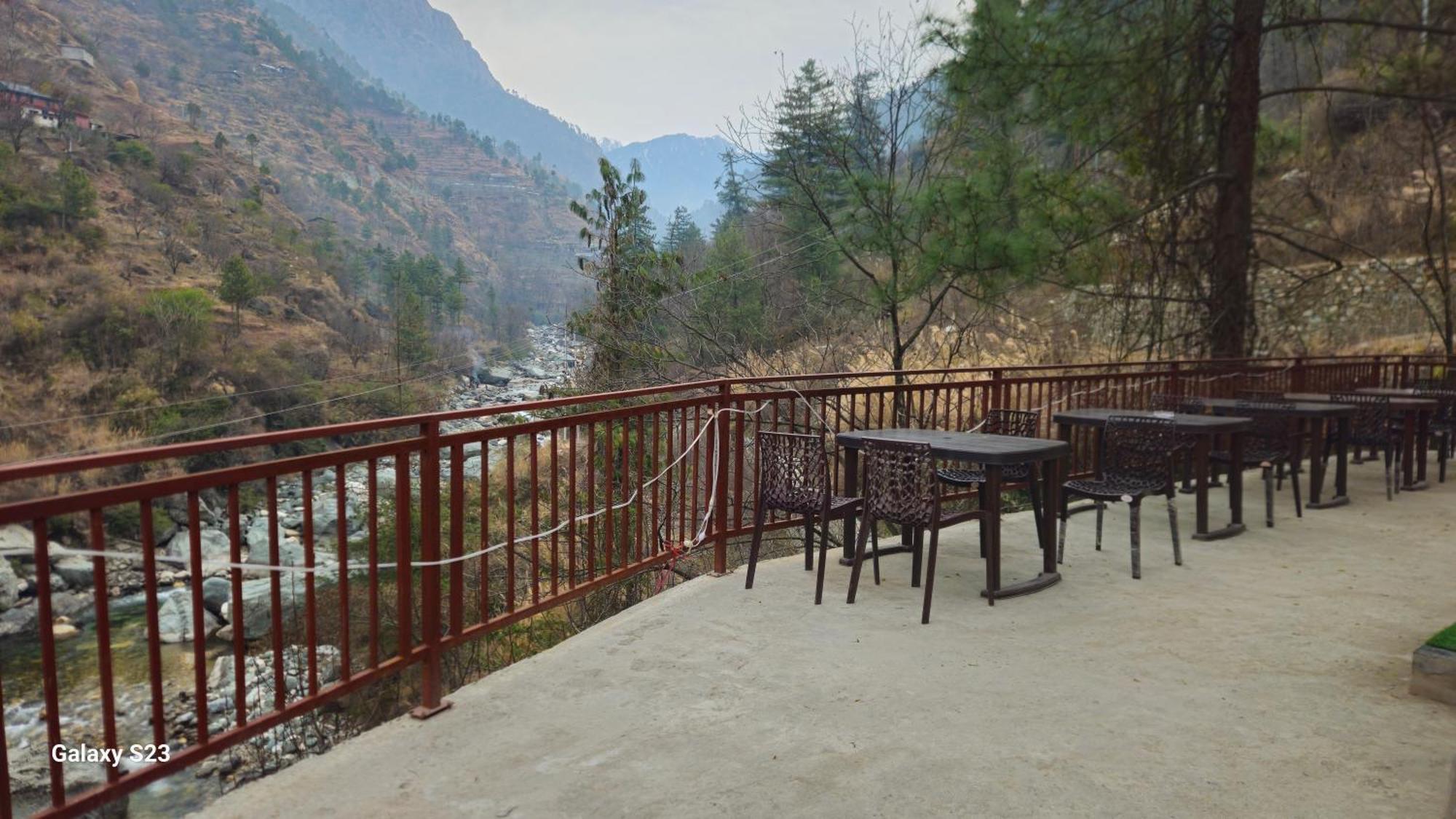 The Fiza Retreat Tirthan Banjār 外观 照片