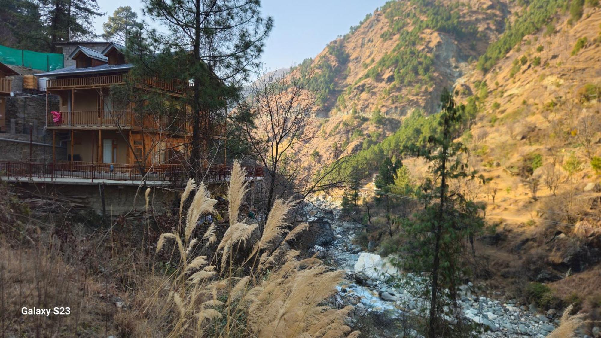 The Fiza Retreat Tirthan Banjār 外观 照片