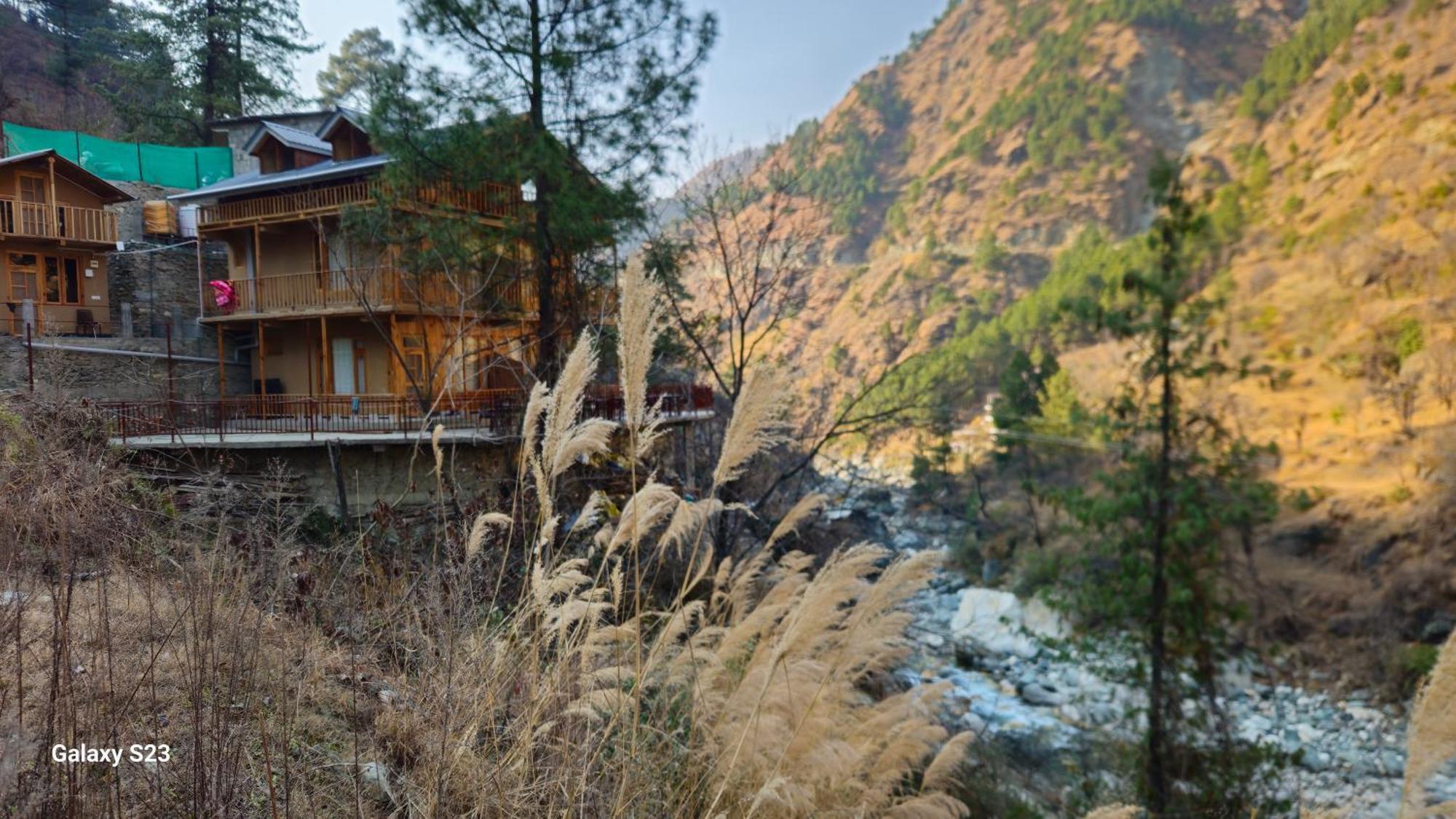 The Fiza Retreat Tirthan Banjār 外观 照片